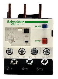El relé de control industrial Schneider TeSys LRD se puede montar directamente debajo de los contactores